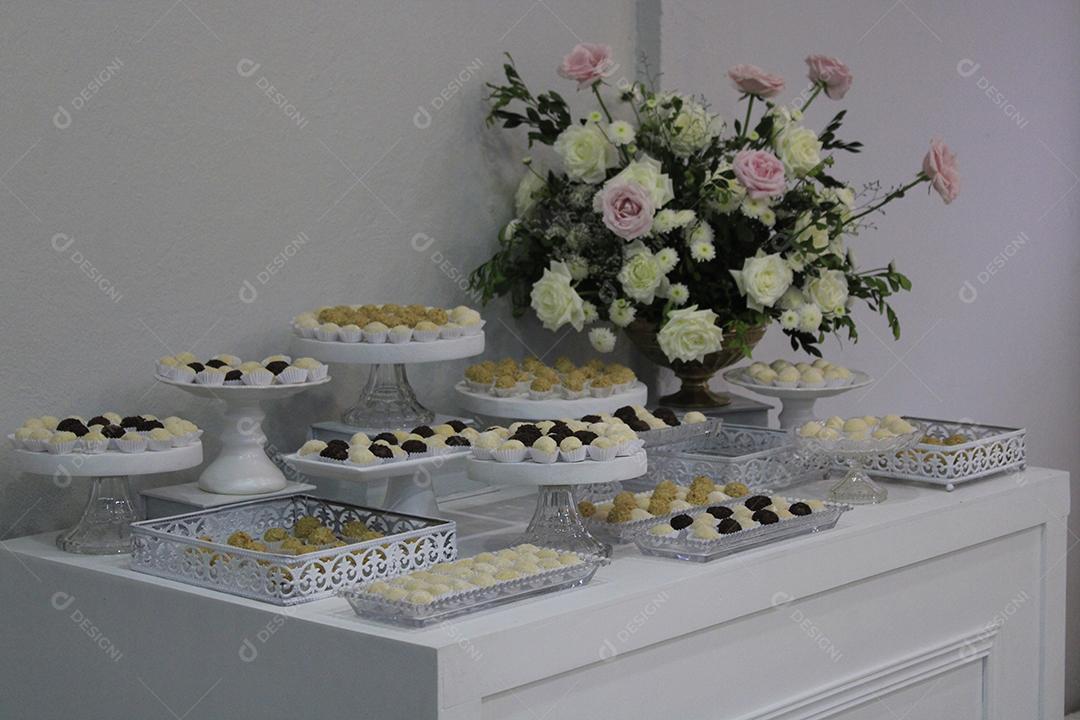 Mesa de festas de aniversario brigadeiros salgados comida doces