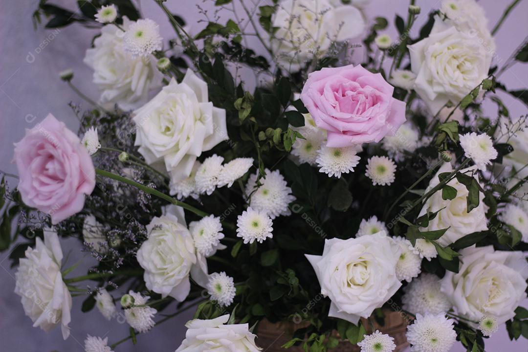 Flores brancas lindas sobre uma mesa casamentos