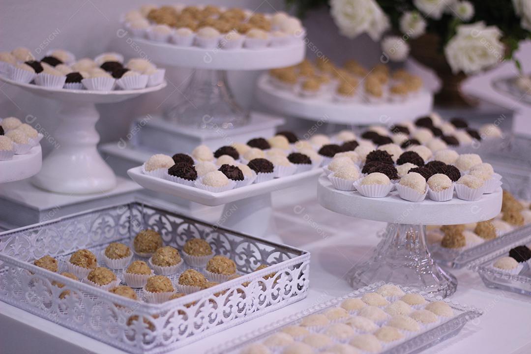 Mesa de festas de aniversario brigadeiros salgados comida doces