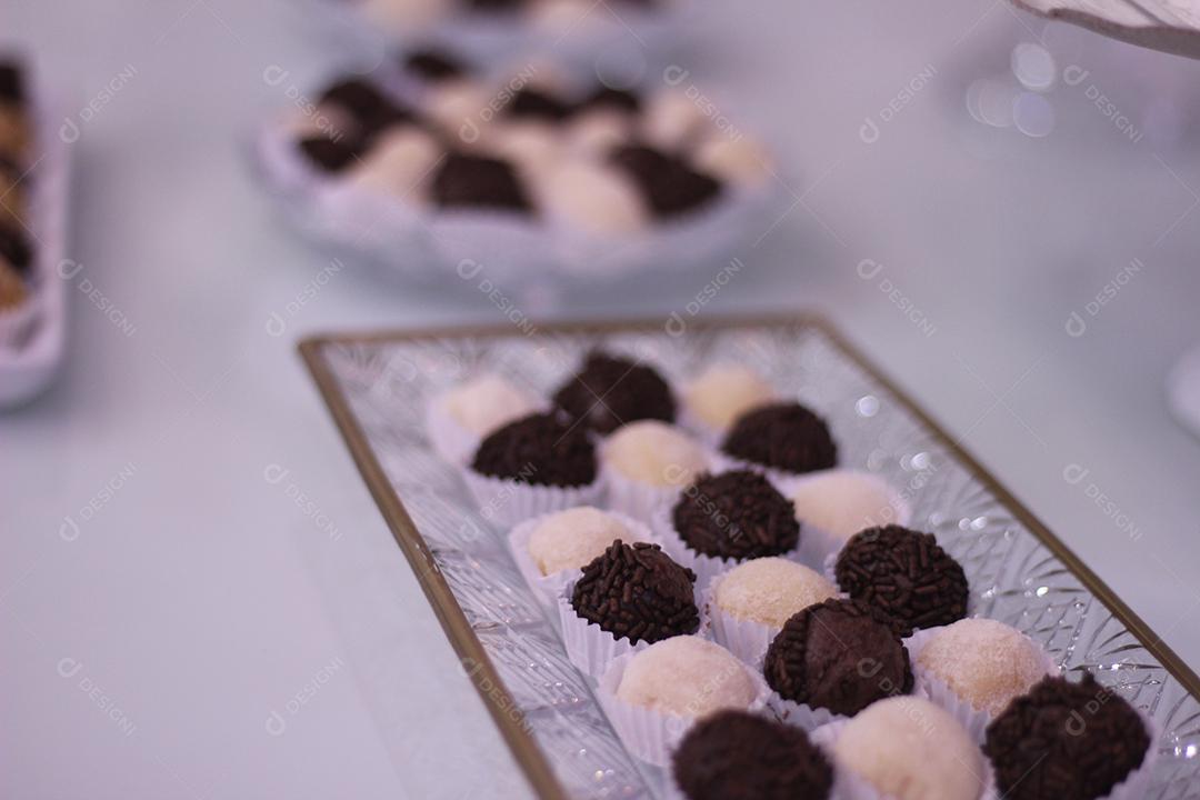 Mesa de festas de aniversario brigadeiros comida doces