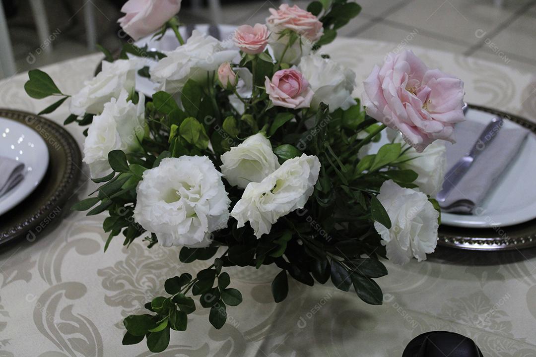 Flores brancas lindas sobre uma mesa casamentos