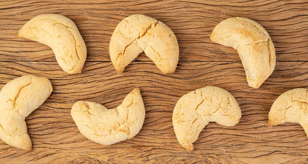 Chipas, pão de queijo típico sul-americano sobre a mesa de madeira.