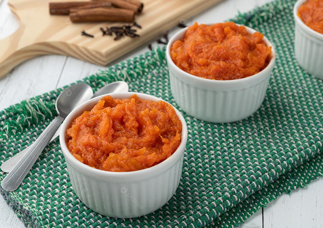 Sobremesa doce de abóbora brasileira tradicional com cravo e canela.