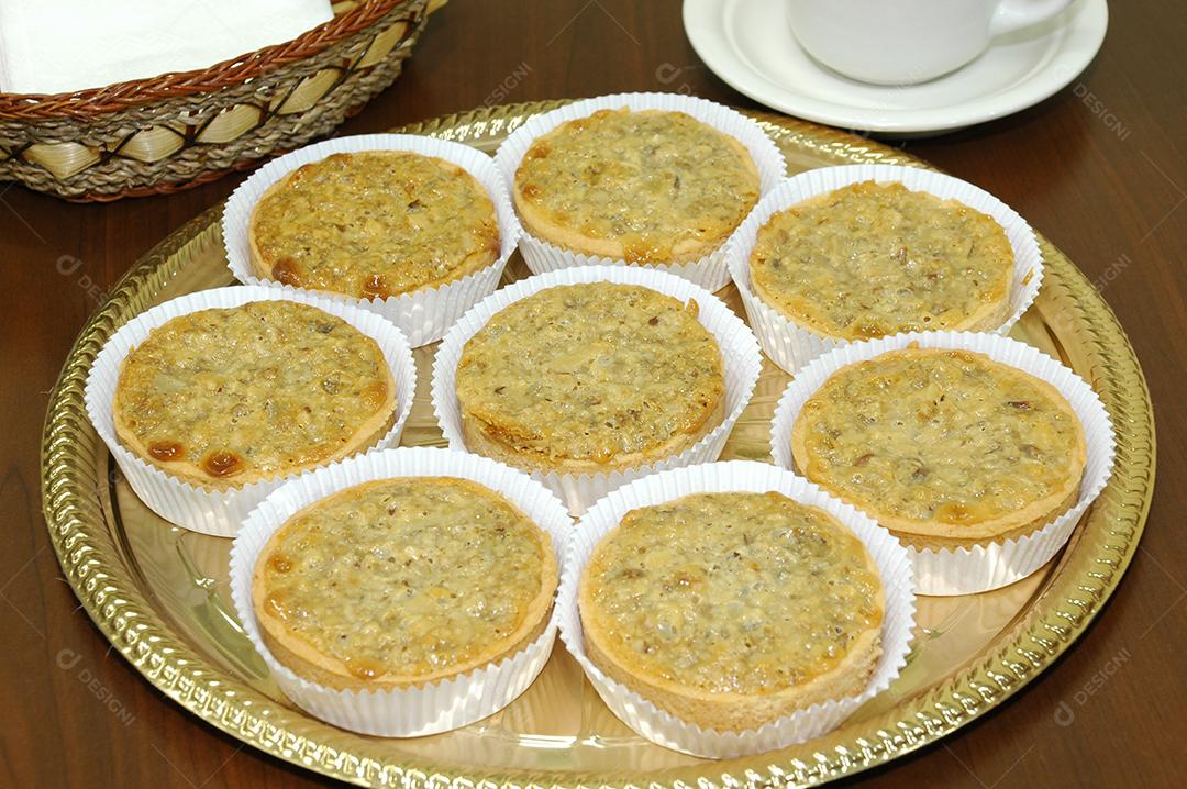 Comida Quiche de alho sobre bandeija