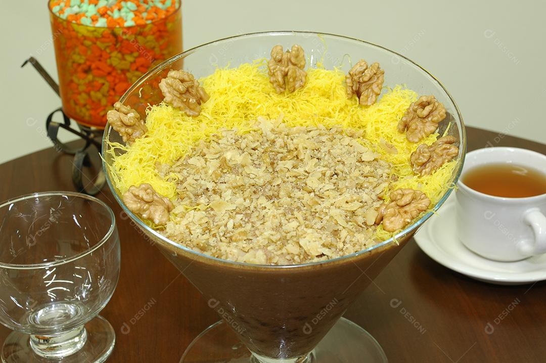 Comida doce sobre tigela de vidro confeitarias