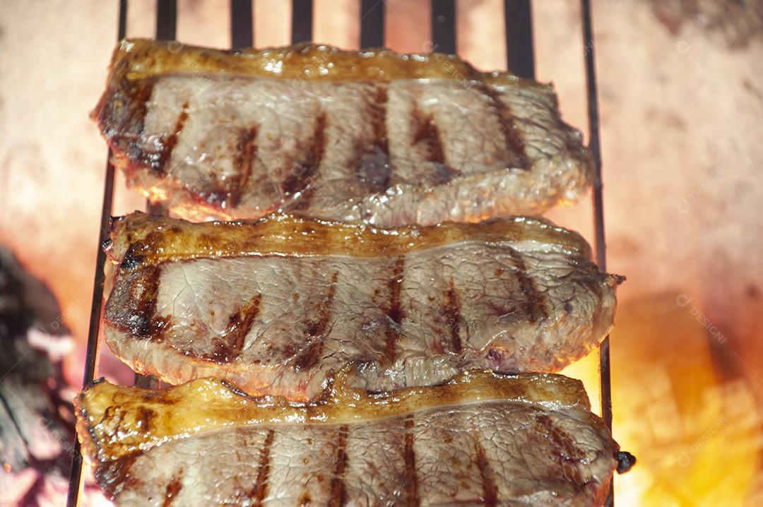 Carne crua sendo assada churrasco churrascarias