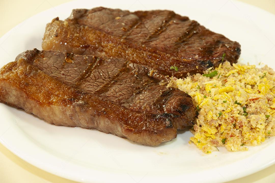 Carne bife grelhado sobre prato branco churrascarias