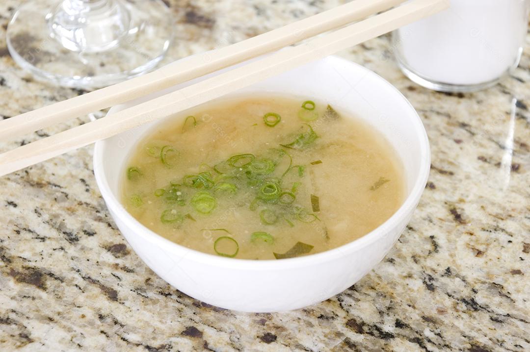 Sopa de missô tigela sobre uma mesa de madeira