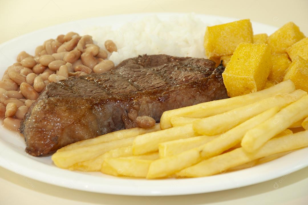 Prato de comida arroz e feijao carne batata frita restaurante