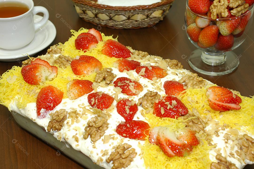 Bolo sobre uma mesa de madeira panificadoras