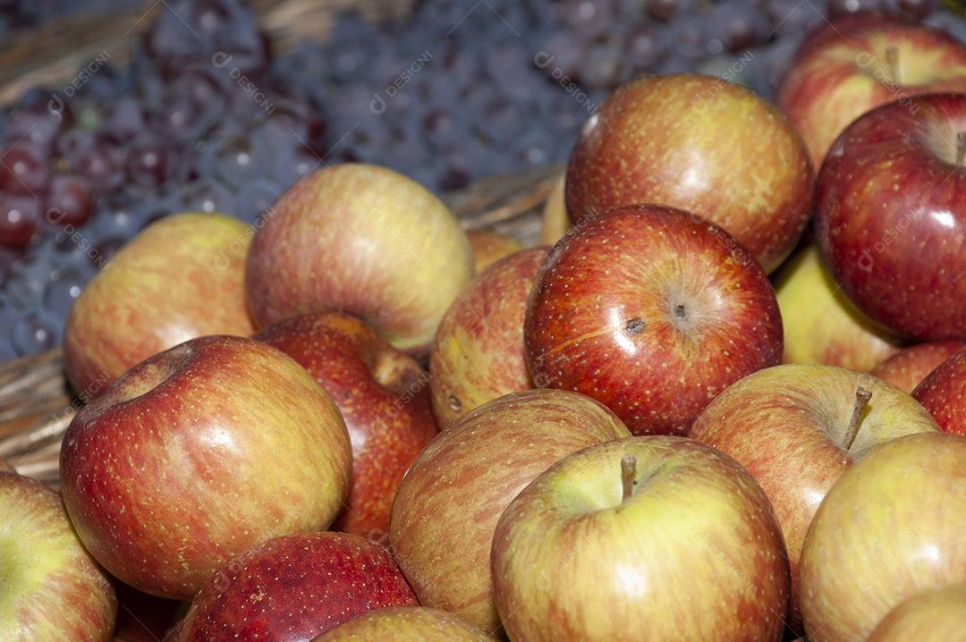 Frutas comida maçãs enpilhadas sobre pratileiras mercado supermercado