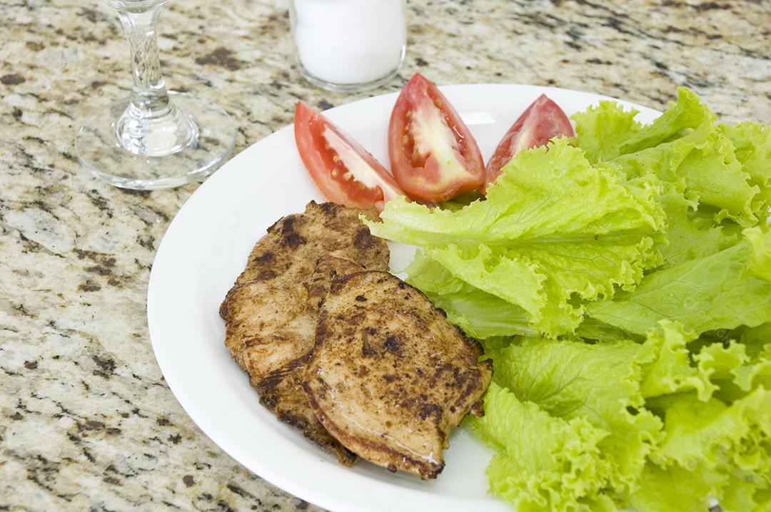 Prato de comida alface carne salada restaurante