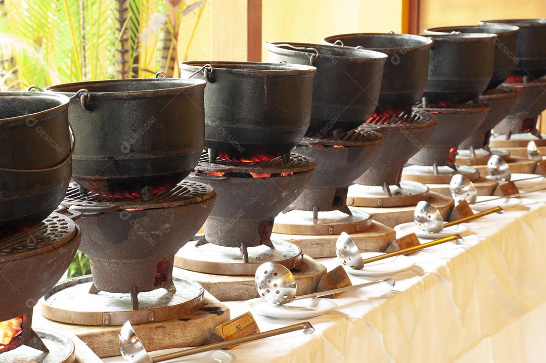 Panelas de ferros preparando comida restaurante