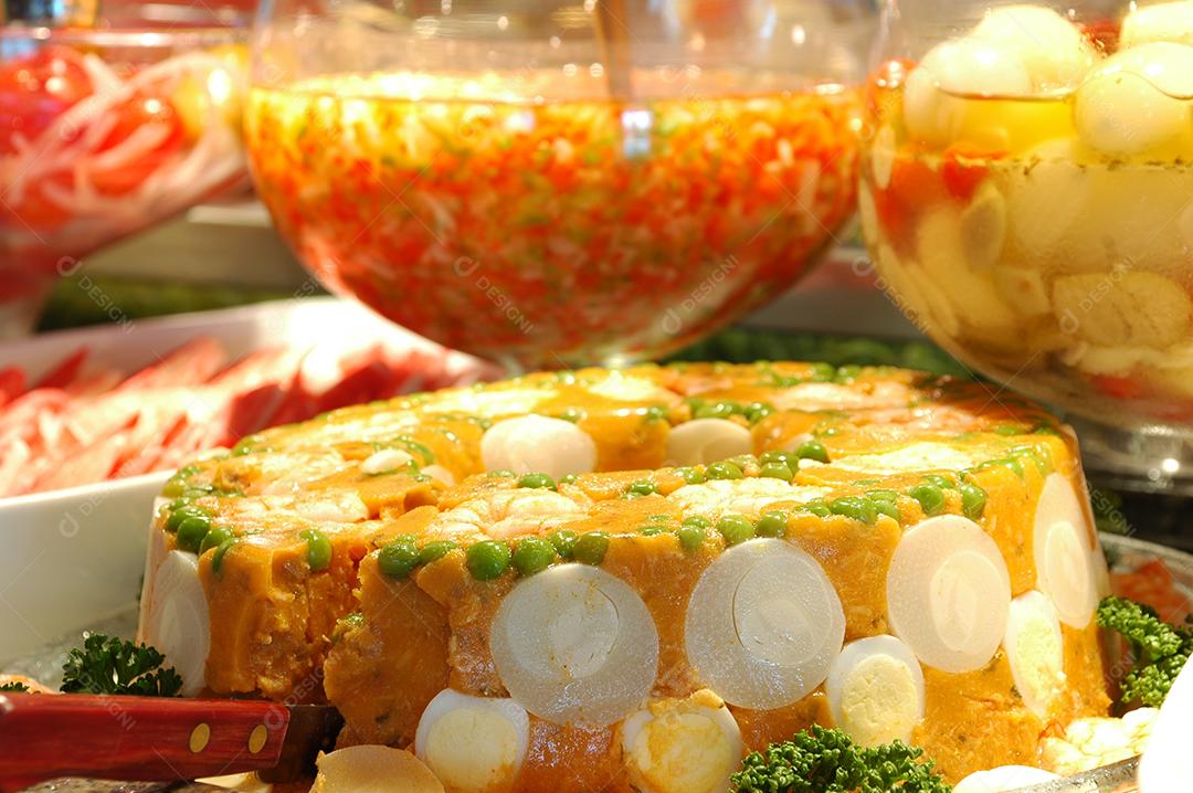 Bolo comida banquete sobre uma mesa cheia de comida