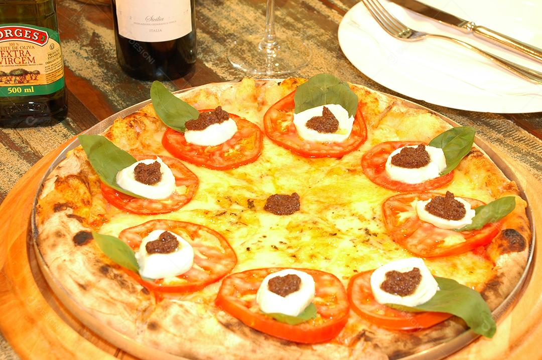 Pizza sobre balcão de uma pizzaria pronta para ser entregue