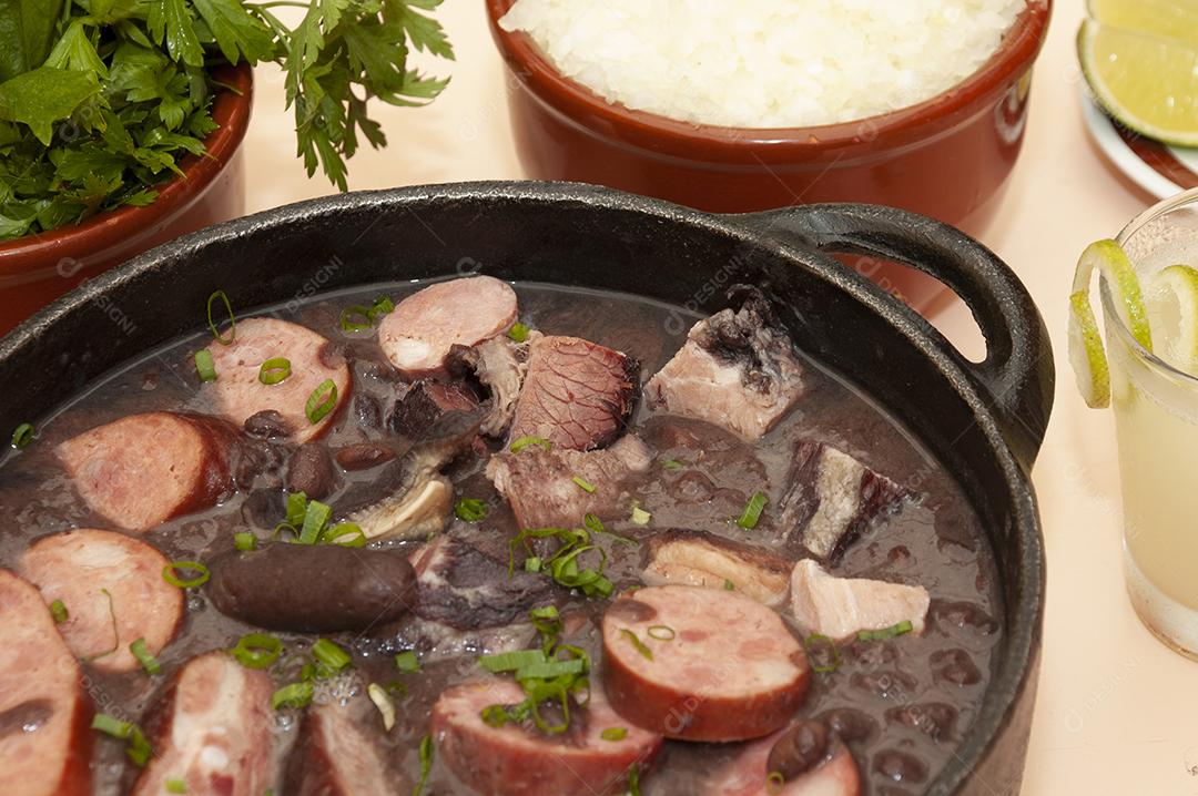 Feijoada sendo preparada restaurante