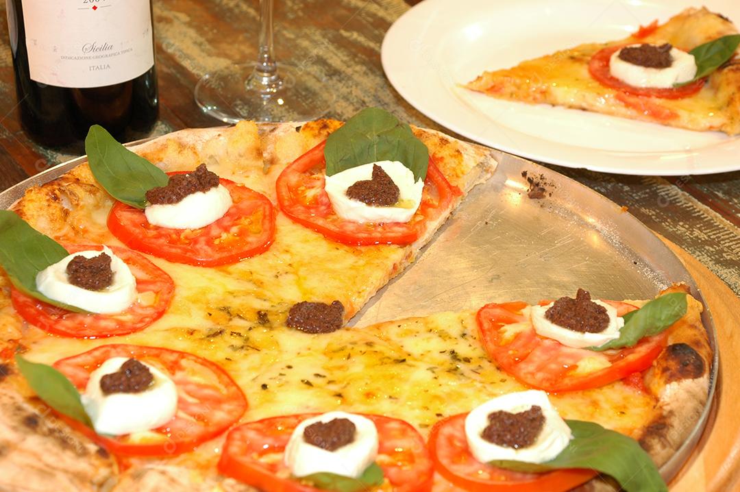 Pizza sobre balcão de uma pizzaria pronta para ser entregue