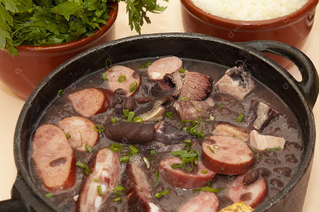 Feijoada sendo preparada restaurante