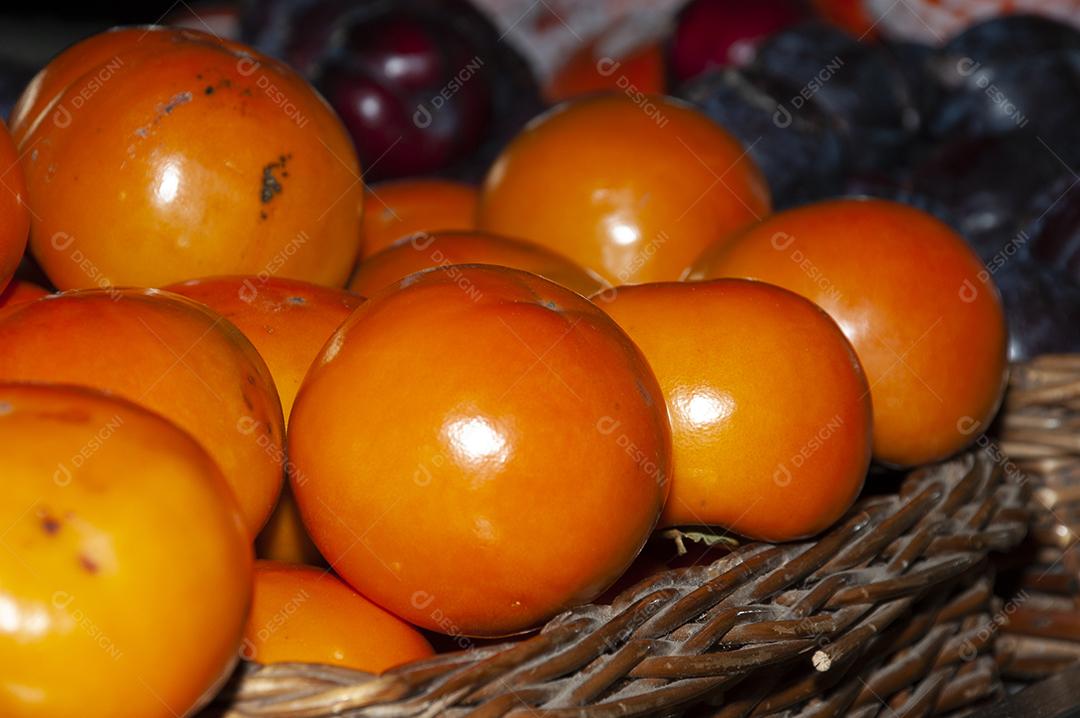 Verduras tomate enpilhados sobre cesta