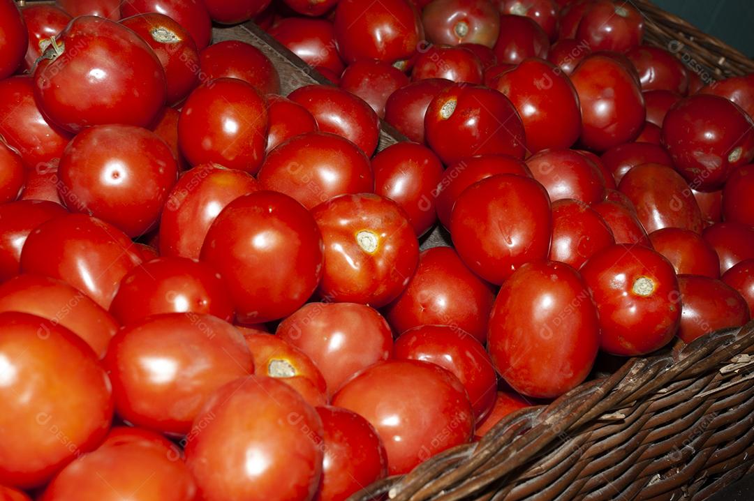 Verduras tomate enpilhados sobre cesta