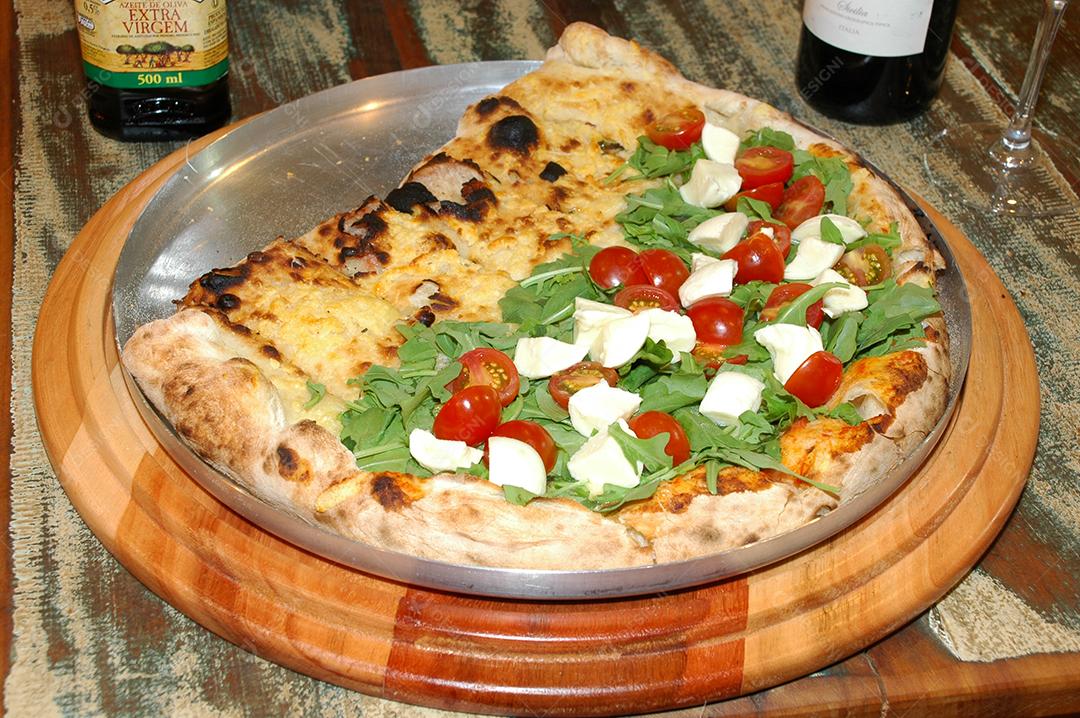 Pizza sobre balcão de uma pizzaria pronta para ser entregue