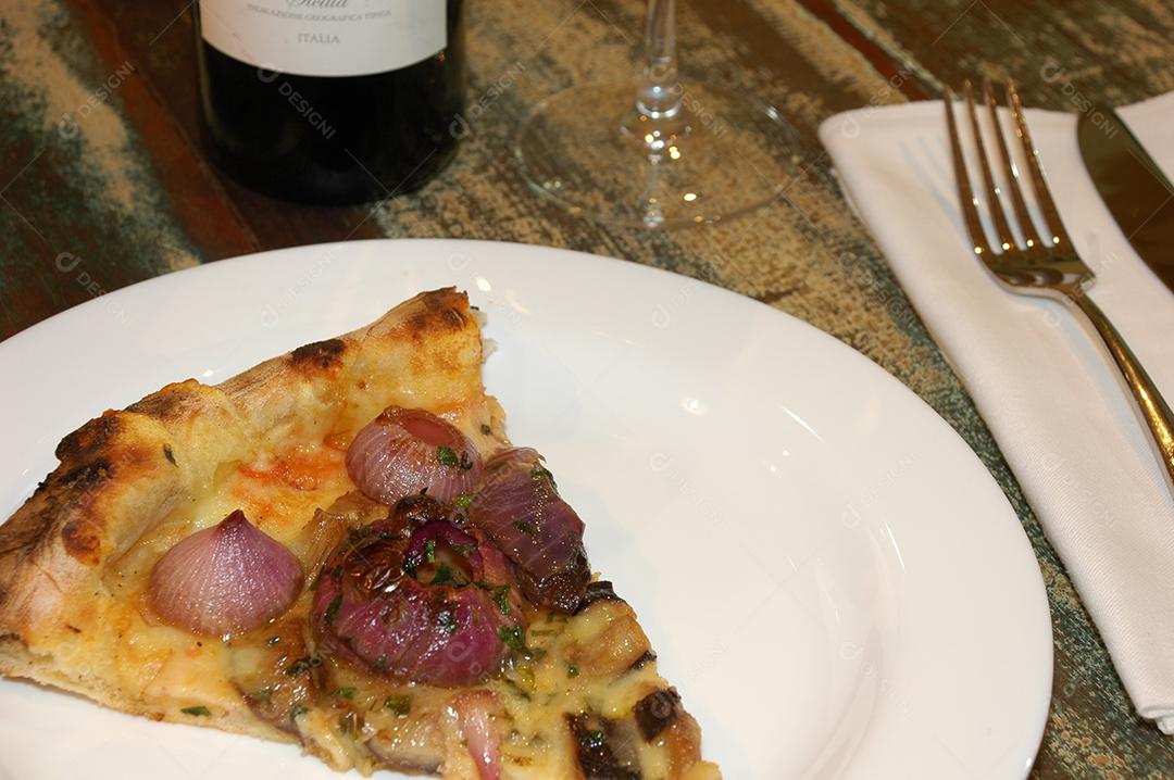 Fatia de pizza sobre prato branco pizzarias