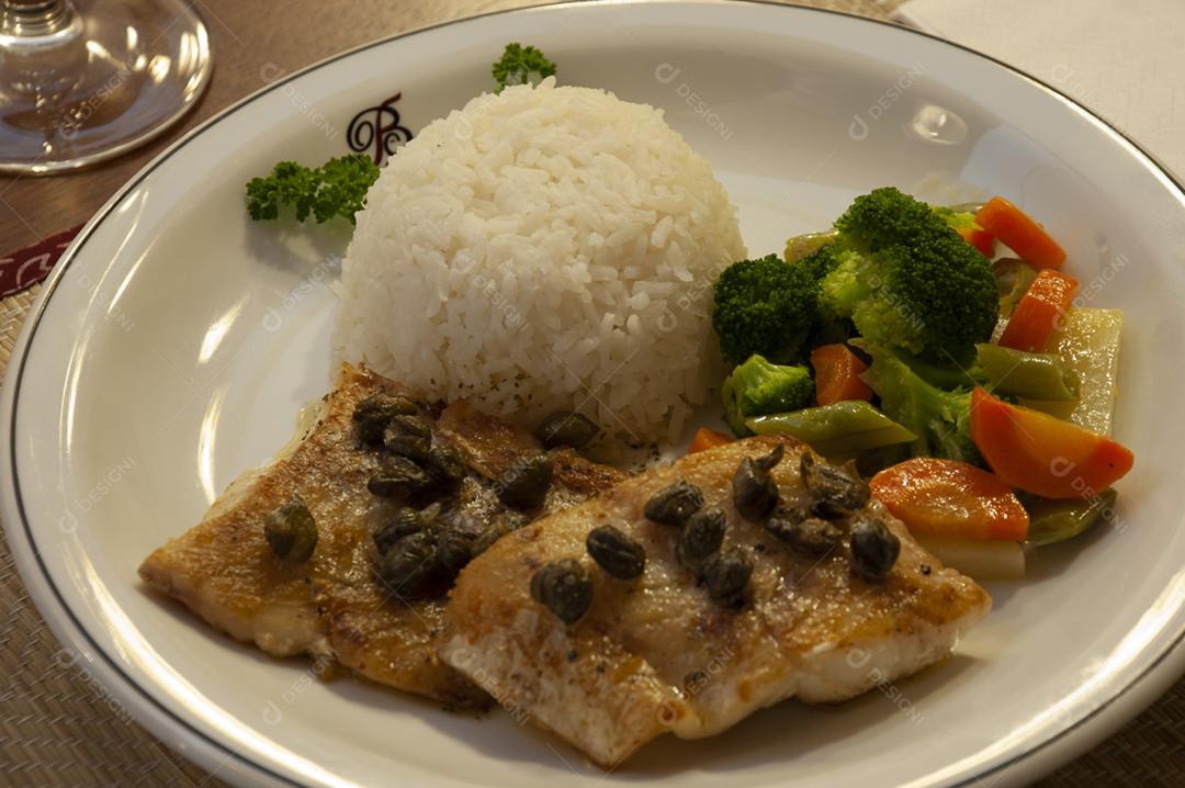 Prato de carne de Tilapia com arroz e salada