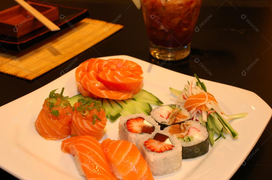 Combinado de sushi e sashimi