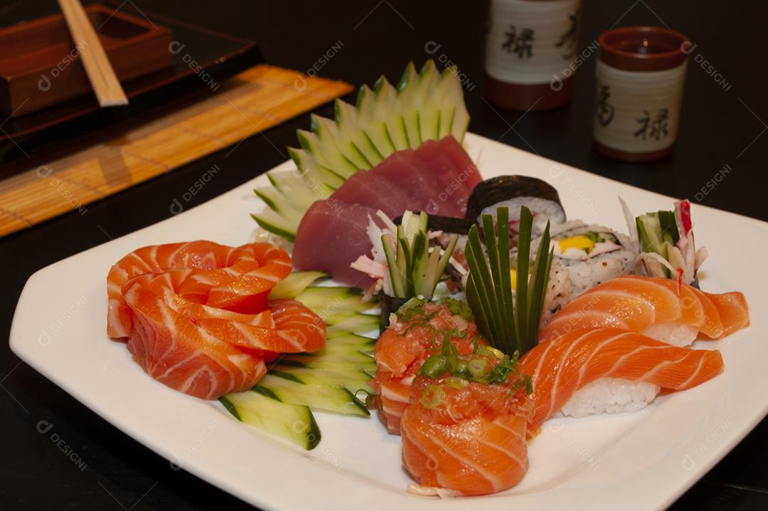 Combinado de sushi e sashimi