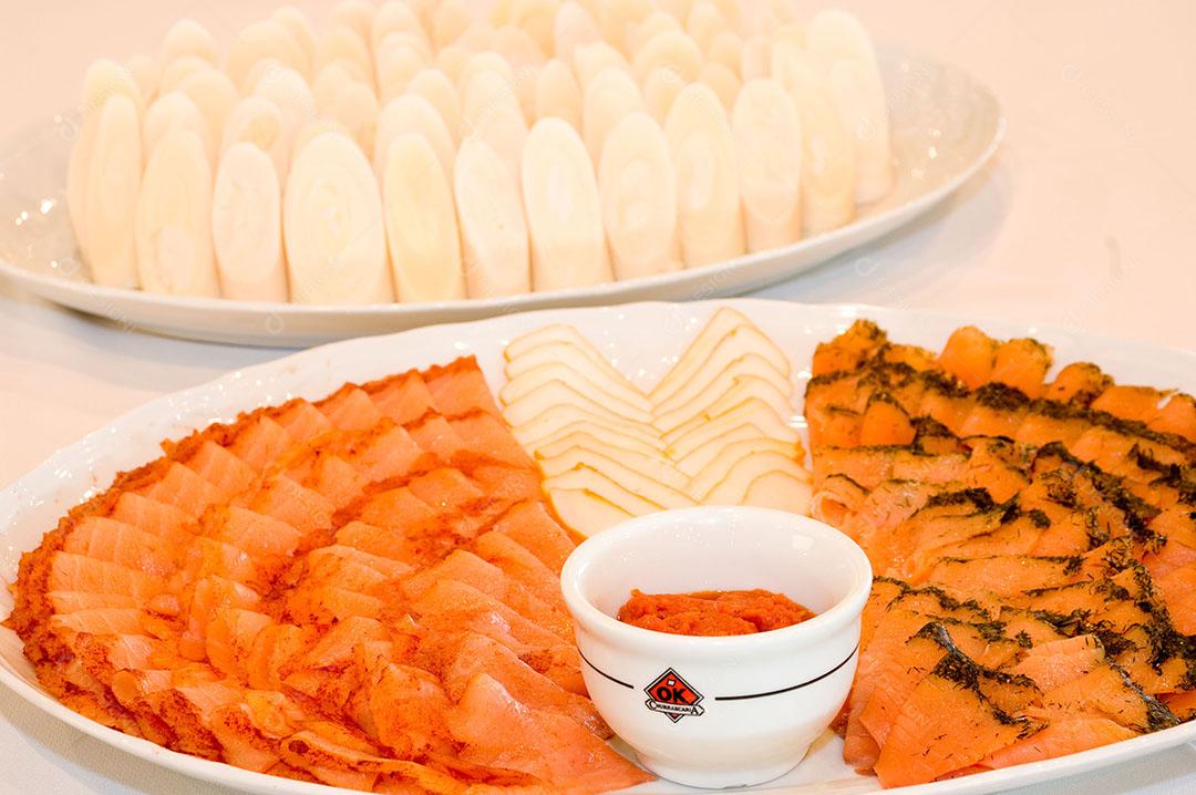 Comida Camarão sobre uma mesa branca