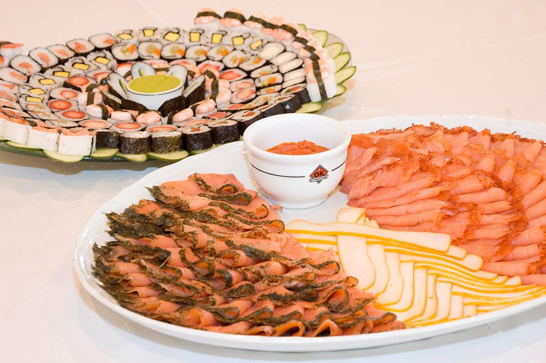 Comida Camarão sobre uma mesa branca