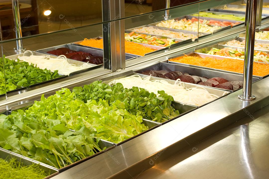 Buffet de saladas com saladas de vegetais de cenoura e milho