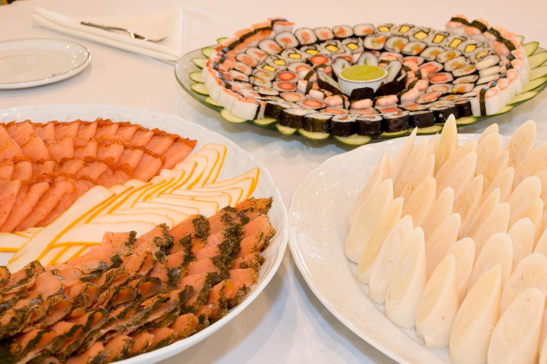 Comida Camarão sobre uma mesa branca