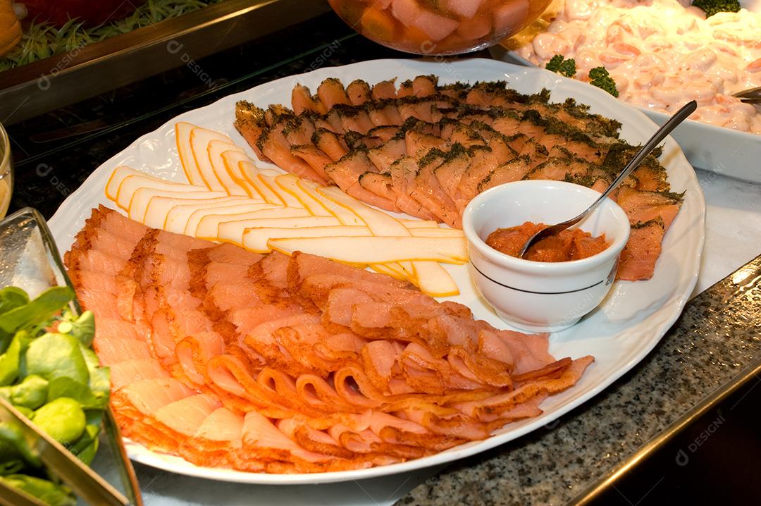 Comida Camarão sobre uma mesa branca