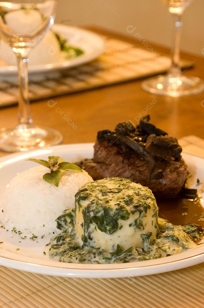Comida Filet mignon oscar sobre uma mesa