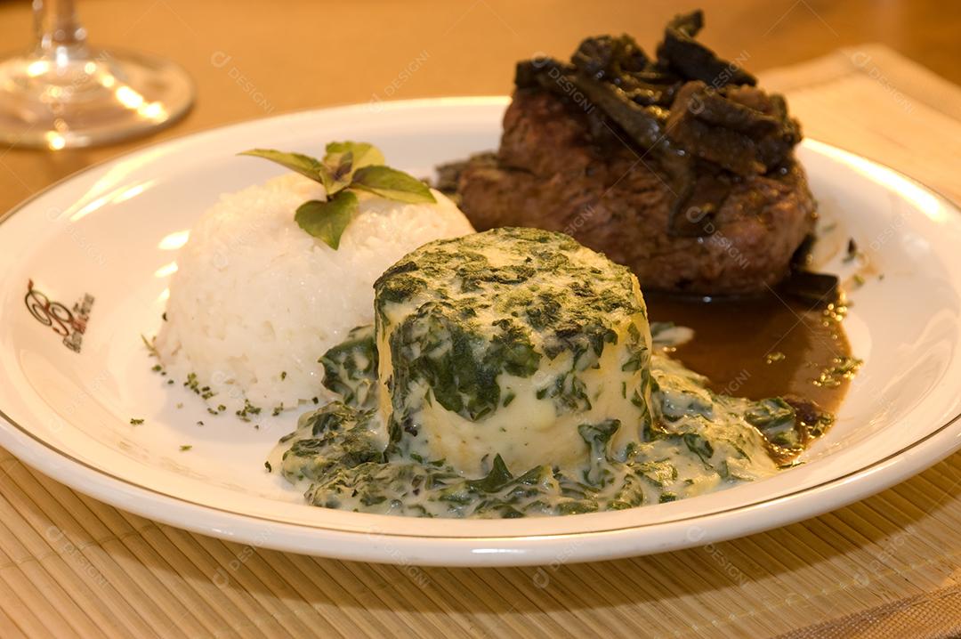 Comida Filet mignon oscar sobre uma mesa