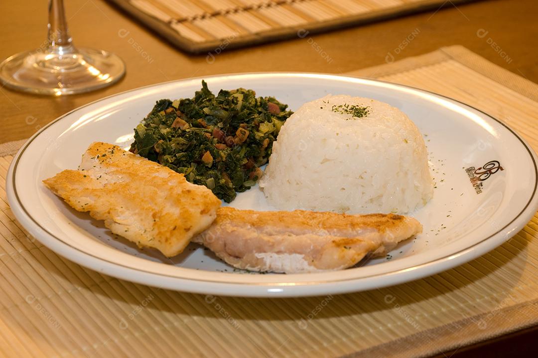 Prato de comida bife peito de frango restaurante