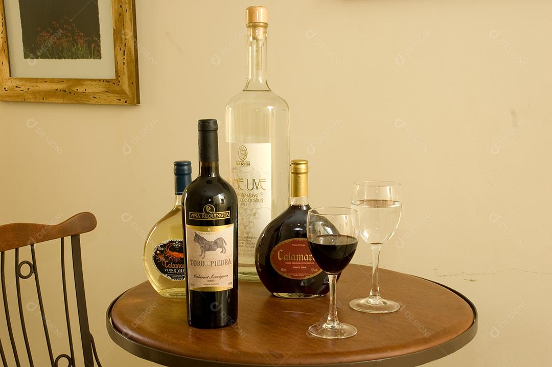 Bebida alcoólica sobre mesa de madeira taça de vidro