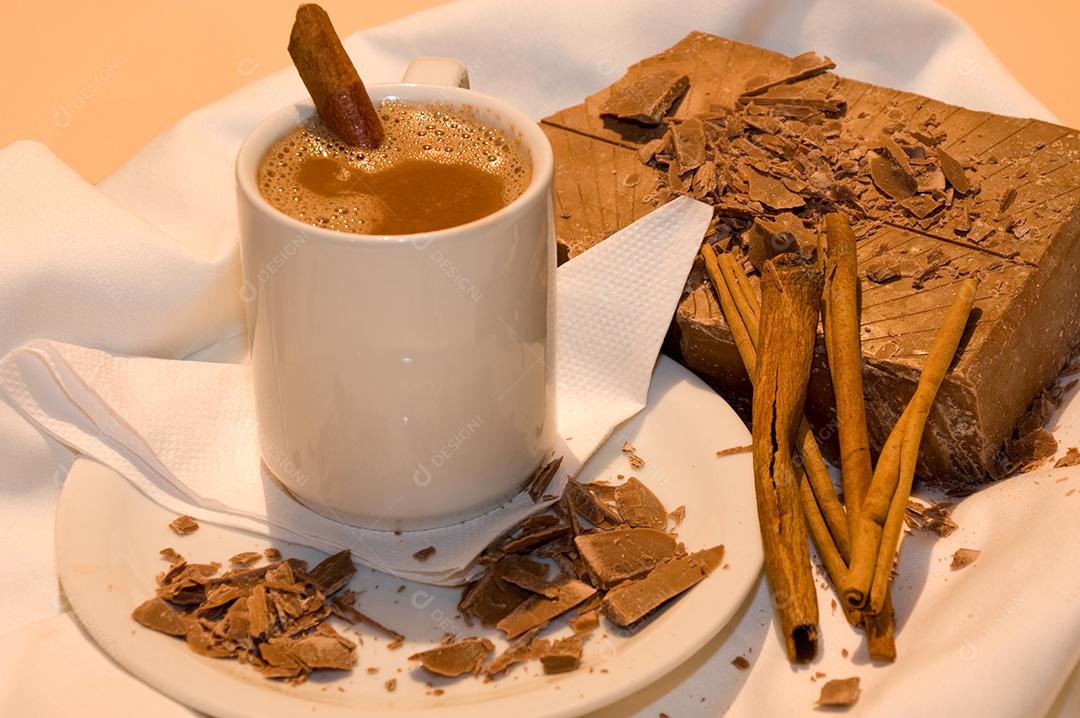 Comida capuccino canela em pau sobre uma mesa de madeira