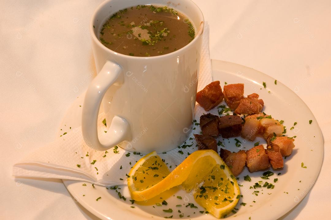 Comida capuccino sobre uma mesa de madeira