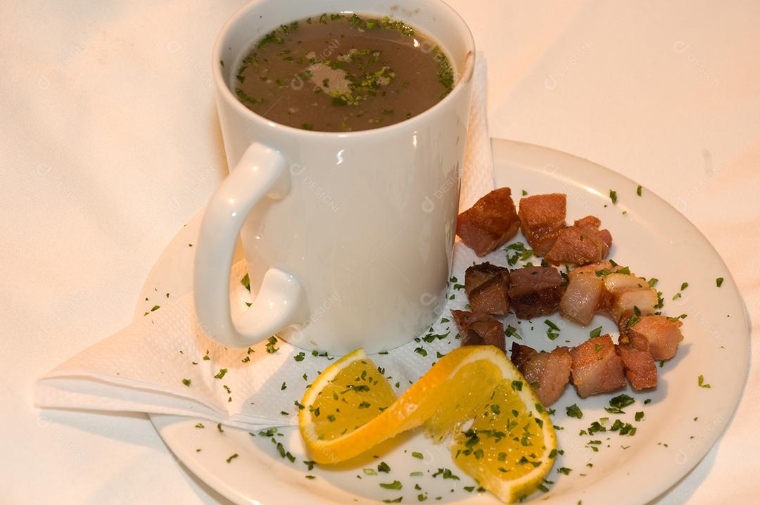 Comida capuccino sobre uma mesa de madeira