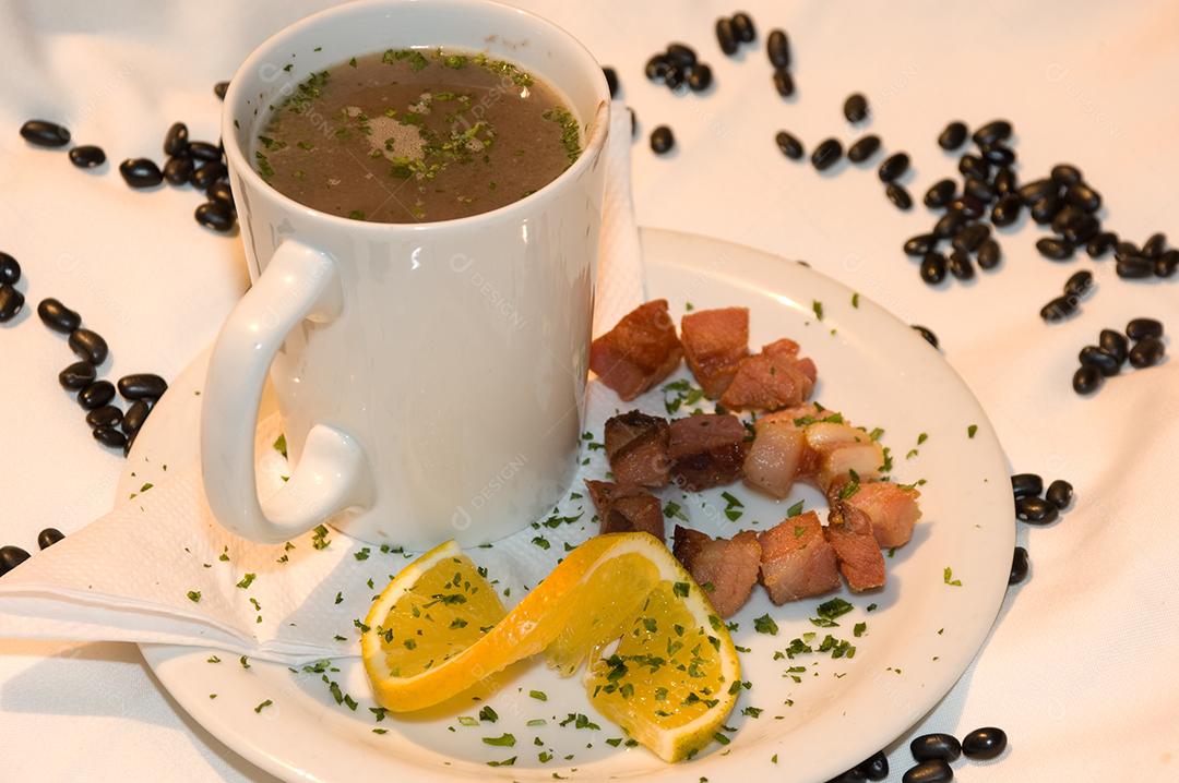 Comida capuccino sobre uma mesa de madeira