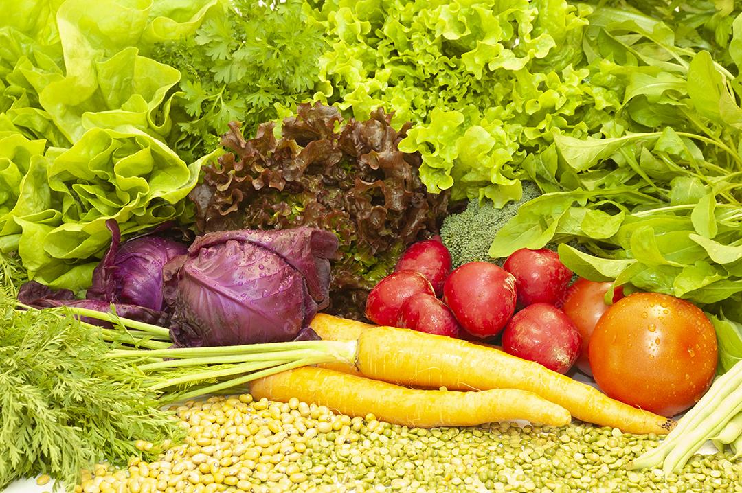 Legumes verduras sobre fundo branco alface tomate