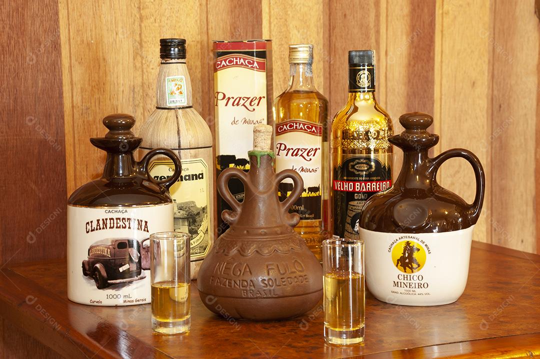 Bebida alcoólica sobre mesa de madeira taça de vidro