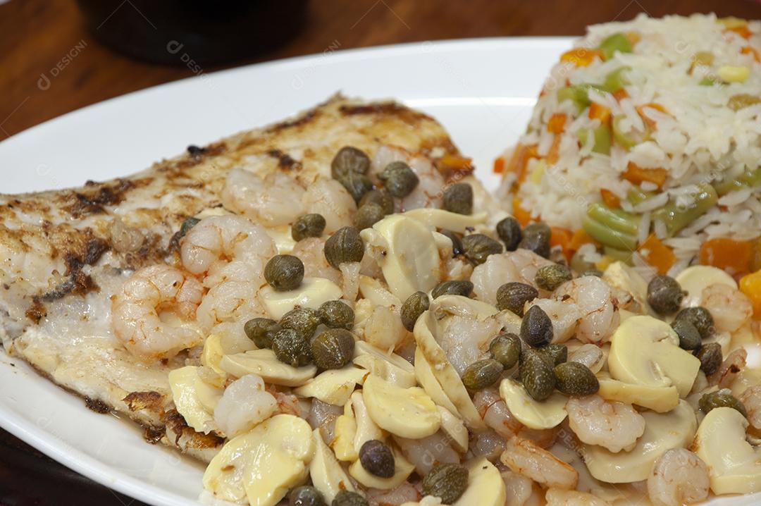 Prato branco de comida restaurante mesa de madeira