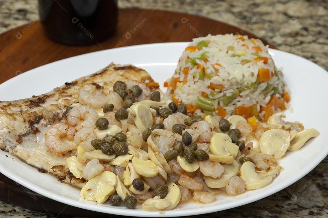 Prato branco de comida restaurante mesa de madeira