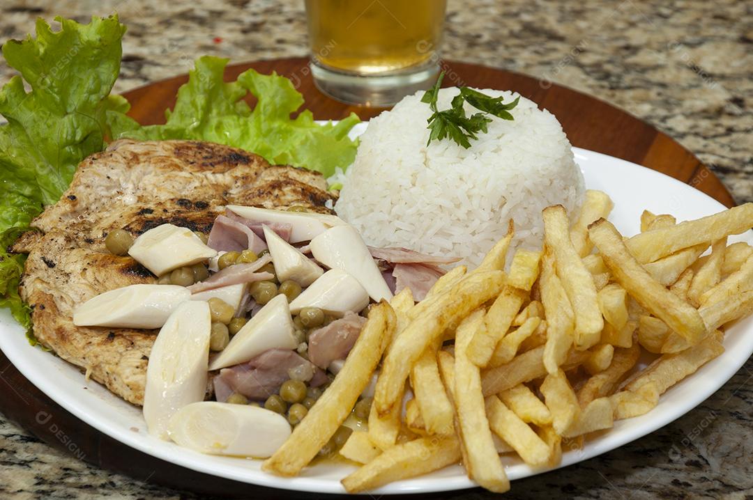 Prato branco de comida arroz bifes batata fritas