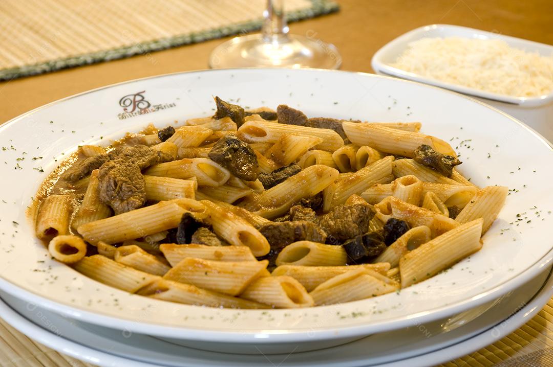 Prato de comida sobre uma mesa de madeira macarrão