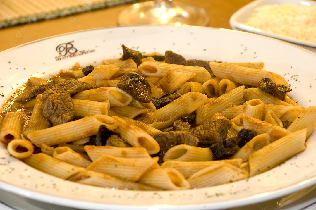 Prato de comida sobre uma mesa de madeira macarrão