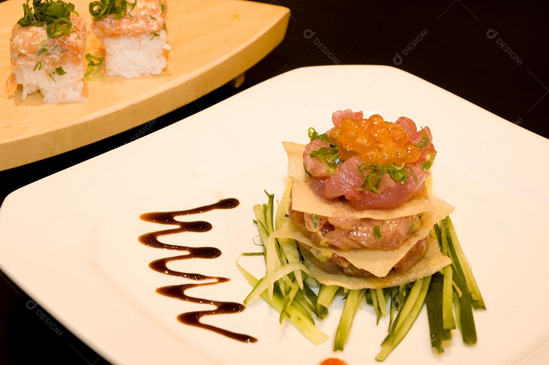 Prato de comida restaurante sobre uma mesa de madeira